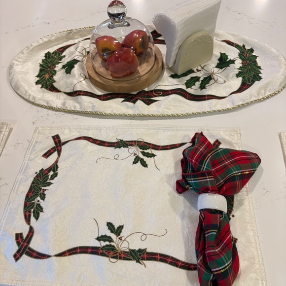 Lenox Split Holiday Burst 8 Placemat, 12 napkin rings , 8 napkins & oval runner - Picture 13 of 15